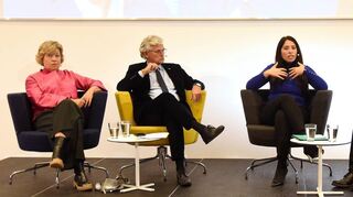 Melis Sekmen zieht gemeinsam mit dem langjährigen ZDF-Chefredakteur Peter Frey und der Politologin Andrea Roemmele eine Halbzeitbilanz der Ampel. Moderiert wird die Diskussion von RNF-Geschäftsfuehrer Ralph Kuehnl im Auditorium der Kunsthalle
Foto Thomas Troester