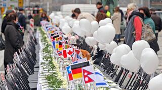 Symbolträchtig: Eine gedeckte Tafel mit 240 leeren Stühlen zum Gedenken an die von der Hamas entführten Geiseln.
