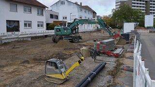Aktuell laufen die Bauarbeiten für den parkähnlichen Platz. Bis zum Frühjahr soll hier eine kleine Oase entstehen, die zum Verweilen einlädt.
