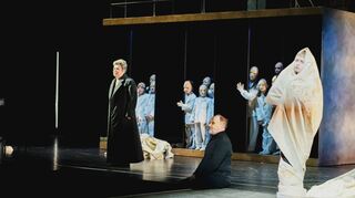 Tragödie im Pfalzbau: Brigitte Peters (König Kreon, li.), Meinolf Steiner (Teiresias) und Luise von Stein (Ismene), im Hintergrund der Ludwigshafener Kinder-„Chor“.