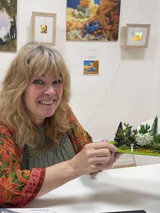 Susanne Ochs mit einem Claude-Monet-Bildobjekt.
