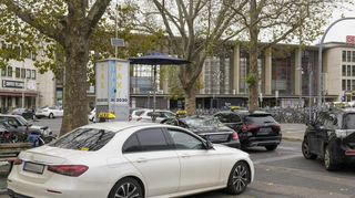Taxis warten am Heidelberger Hauptbahnhof auf Kundschaft: Längst haben die traditionellen Fahrdienste Konkurrenz wie Uber bekommen. Gemeinderäte wollen nun gleiche Bedingungen schaffen.