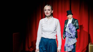 Reduziert auf das Kernpersonal: Szene aus der Aufführung mit Annemarie Brüntjen als Sancho Panza und Matthias Breitenbach (Don Quijote).