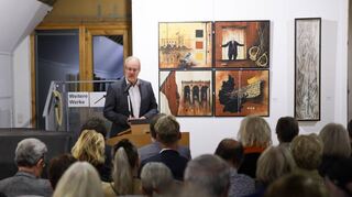 Bürgermeister Ralf Gänshirt spricht ein Grußwort bei der Vernissage anlässlich des 9. Novembers in der Hirschberger Rathausgalerie.