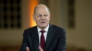 Fordert Zivilcourage gegen Judenfeindlichkeit ein: Bundeskanzler Olaf Scholz beim Interview in Mannheim.
