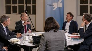 Im Gespräch (von links): Stellvertretender Regierungssprecher Wolfgang Büchner, Kanzler Olaf Scholz, "MM"-Chefredakteur Karsten Kammholz und "MM"-Nachrichtenchefs Marco Pecht und Madeleine Bierlein.