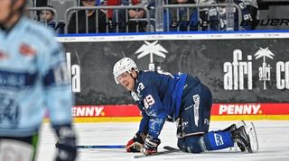 Die Adler Mannheim – hier David Wolf – müssen zurzeit viel einstecken. Fünf Niederlagen aus sechs Spielen haben aufs Gemüt geschlagen.