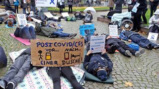 Um auf Schicksale von Fatique-Betroffenen aufmerksam zu machen, legen sich Demonstranten am Paradeplatz auf den Boden.