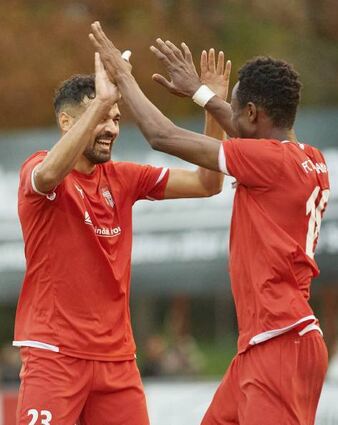 Talha Yazgan (li.) freut sich mit Famara Sanyang über den Türkspor-Sieg.