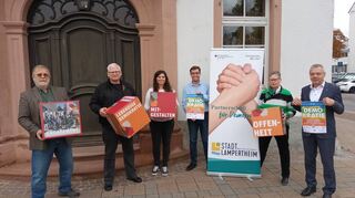 Laden zur zweiten Lampertheimer Demokratiekonferenz: Stadtverordnetenvorsteher Franz Korb, Oliver Schmitt vom Begleitausschuss „Partnerschaft für Demokratie“, Jennifer Fröhlich vom Fachbereich 40-1, Erster Stadtrat Marius Schmidt, Renate Nagel vom Begleitausschuss und Bürgermeister Gottfried Störmer.