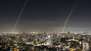 Das israelische Luftabwehrsystem Iron Dome feuert in Zentralisrael, um eine aus dem Gazastreifen abgefeuerte Rakete abzufangen.