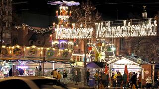 Wieder schön beleuchtet und wieder größer als im Vorjahr: der Weihnachtsmarkt rund um den Mannheimer Wasserturm.
