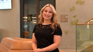 Die neue Stadtprinzessin Larissa Dörsam in ihrer künftigen Prinzessinnenherberge, dem Hilton Garden Inn Hotel.