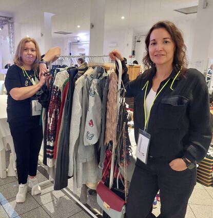 Die Organisatorinnen Susan Large (l.) und Berna Karinca haben einen Flohmarkt nur für Frauen auf die Beine gestellt und legen Wert auf einen gewissen Komfort.