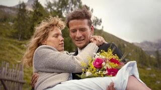 Stefan Gorski als Andreas Egger und Julia Franz Richter als Marie in einer Szene des Films „Ein ganzes Leben“, der diese Woche in die deutschen Kinos kommt.