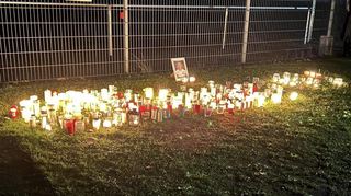 Lichter und Kerzen haben Freunde, Mitspieler und Bekannte von Robin Schmitt auf dem Sportplatz des SV Lindenfels aufgestellt, um des Verstorbenen zu Gedenken.