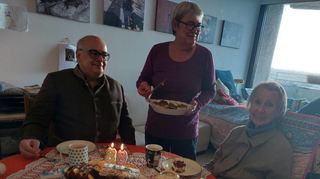Ihren 89. Geburtstag hat Elsbeth Kunkel (r.) mit Nachbarin Jutta Sichau und ihrem Bekannten Michael Kunath gefeiert.