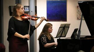 Jeanette Pitkevica an der Violine und Lauma Skride am Flügel.