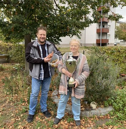 Christian Endres vom Quartierbüro mit der Schönauer Kartoffelkönigin Gisela Schorr.