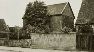 In der Nacht zum 10. November 1938 brannte die Lampertheimer Synagoge nieder. An ihrem früheren Standort findet jedes Jahr das Gedenken statt.
