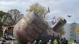 Das U-Boot neigte sich in Speyer am Mittwoch zur Seite. Im Sommer 2024 soll es so unter Neckarbrücken gleiten.