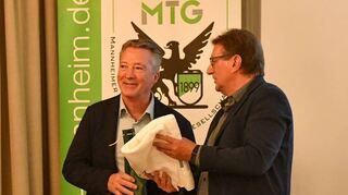 Eishockey-Bundestrainer Harold Kreis (links) ging in seinem Vortrag auf die Werte ein, die auch Rüdiger Harksen und die MTG Mannheim vorleben.