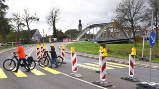 Ein Zebrastreifen an der Brückenauffahrt in Ilvesheim soll nun für mehr Sicherheit sorgen. Die Baustelleneinrichtung hatte zuvor für massive Kritik im Ort gesorgt.