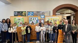 Die Kinder freuen sich mit Lehrerin Hauser (v. l.), den Bezirksbeiräten Ok, Gusdorf, Kraus und Höllriegl sowie Schulleiterin Schmitt über die Ausrüstung.