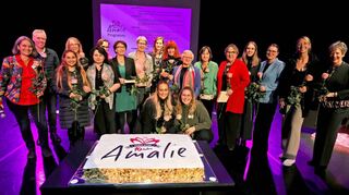 Seit zehn Jahren gibt es die Beratungsstelle für Frauen in der Prostitution. Zum Geburtstag von Amalie haben sich alle anwesenden Helfer, Unterstützer und aktiven Teilnehmer der Veranstaltung um die Geburtstagstorte versammelt.