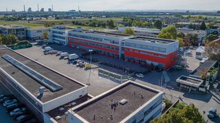 Das Privatgymnasium nutzt seit diesem Schuljahr das rote Gebäude (Mitte). Gegenüber (links) sollen Sporthalle und Mensa entstehen. Auch der Schulhof dazwischen wird noch neu gestaltet.