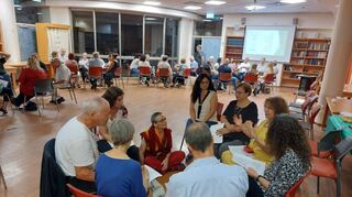 Menschen aus Haifa setzen an einem Abend im dortigen Leo Baeck Zentrum ein Zeichen für den Frieden.