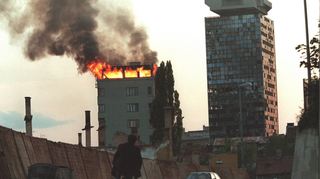 Ein Hochhaus brennt 1995, nachdem es von serbischen Brandbomben getroffen wurde. Am 6. April vor 20 Jahren begann die serbische Belagerung Sarajevos.