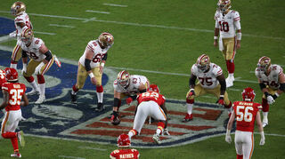 American Football: Spieler der San Francisco 49ers und der Kansas City Chiefs in Aktion beim Super Bowl 2020.