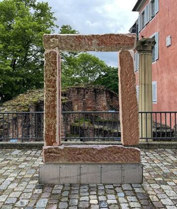 So könnte das antike Türgewände am Museum (r.) aussehen.