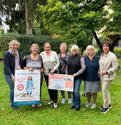 Die Frauengruppe „Kreativ für Mannheim“ bei der Spendenübergabe.