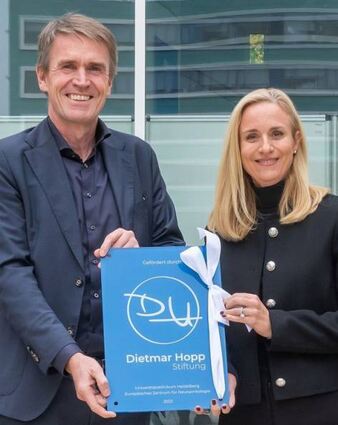 Isabell Hopp übergab die Spende an Zentrumsleiter Wolfgang Wick.