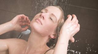 Duschen verbraucht weniger Wasser als ein Vollbad. Und mit speziellen Armaturen lässt sich die benötigte Wassermenge noch weiter reduzieren.