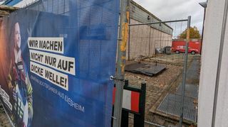 Das Fundament (schwarze Platte in der hinteren Bildmitte) ist gelegt, die Baugrube verfüllt. Die Montage des Aufzugsturms soll bald beginnen.
