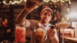 Gerührt, geschüttelt und flambiert: die Bartender verleihen den Drinks noch etwas weihnachtliche Wärme.