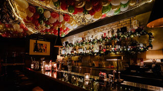 Hier gibt es alles, außer Glühwein: die Sieferle & KØ Bar bringt Christmal-Glamour an den Mannheimer Jungbusch.