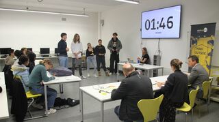 Beim Start-up-Wettbewerb stellten fünf Schülergruppen des LFG ihre Geschäftsideen vor. Sie hatten dafür genau drei Minuten. Danach konnte die dreiköpfige Jury – (vorne, v.r.) Markus Hummelsberger (1000 Satellites GmbH), Fiona Preisler (Next Mannheim) und Uwe Leuck (Arbeitsagentur) – drei Minuten lang Nachfragen stellen.
