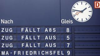 Eine Anzeigentafel, wie man sie inzwischen oft findet. Bahnkunden müssen in der Rehin-Neckar-Region oft und lange auf Bahnsteigen warten.