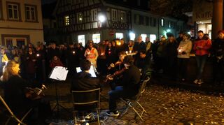 Stimmungsvolle Mahnwache vor dem Alten Rathaus in Schriesheim zum Gedenken an die Reichspogromnacht vor 85 Jahren.