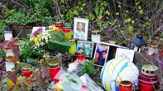 Blumen, Kerzen und Bilder erinnern am Fundort in Bobenheim-Roxheim an Robin. Auch ein Fußball liegt dort.