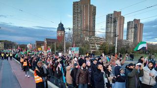 Die Pro-Palästina-Demo zieht am Samstag über die Kurpfalzbrücke Riochtung Innenstadt.