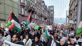 Mit Fahnen und Schildern zog die Demo durch die Mannheimer Innenstadt.
