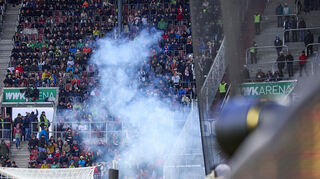 Beim Spiel gegen Augsburg am Samstag wurde ein Feuerwerkskörper aus dem Block der Hoffenheim-Fans geworfen