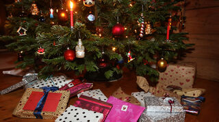 Manche Familien können sich keine Weihnachtsgeschenke leisten: Die "GlücksPaten" in Mannheim helfen mit ihrem Wunschbaum.