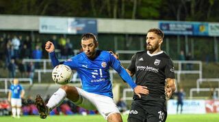 Yakup Polat (l., hier gegen Essingens Yusuf-Serdar Coban) hat mit dem VfR Mannheim Fahrt aufgenommen.