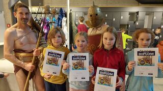 Clemens Fritz (v.l.) mit den diplomierten Kindern Julian, Vera, Amalia und Pauline sowie Cornelius Fritz (hinten, mit Helm).